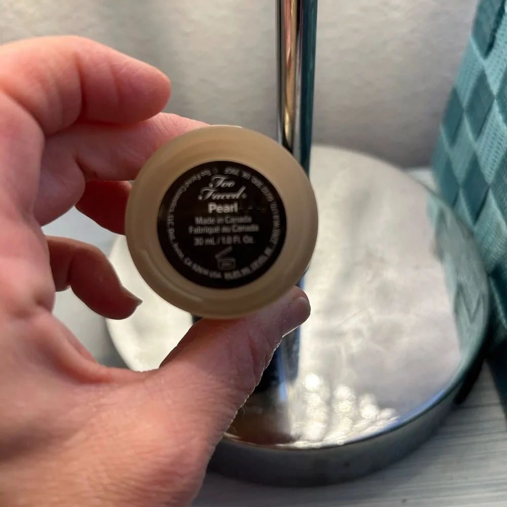 Too Faced  • Oil Free Undetectable Medium-to-Full Coverage Foundation (Pearl) - Picture 6 of 6